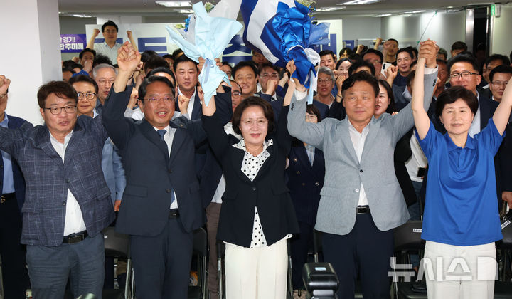 [수원=뉴시스] 김종택 기자 = 추미애 더불어민주당 경기도지사 후보가 4일 오전 경기 수원시 팔달구 마라톤빌딩에 마련된 선거사무소에서 당선이 확실시 되자 환호하고 있다. (공동취재) 2026.06.04. photo@newsis.com