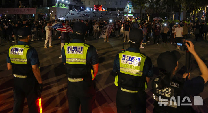 [서울=뉴시스] 김선웅 기자 = 4일 서울 종로구 광화문광장에서 시민들이 제9회 전국동시지방선거 투표용지 부족 사태 관련 부정선거·개표중지·선거 무효 등을 주장하고 있다. 2026.06.04. mangusta@newsis.com