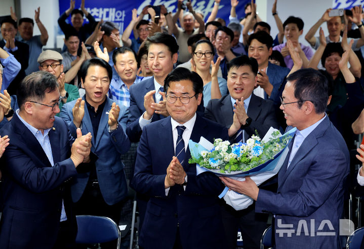[인천=뉴시스] 전진환 기자 = 박찬대 더불어민주당 인천시장 후보가 4일 인천 미추홀구 선거사무소에서 당선이 확실시되자 지지자들로부터 축하를 받고 있다. (공동취재) 2026.06.04. photo@newsis.com