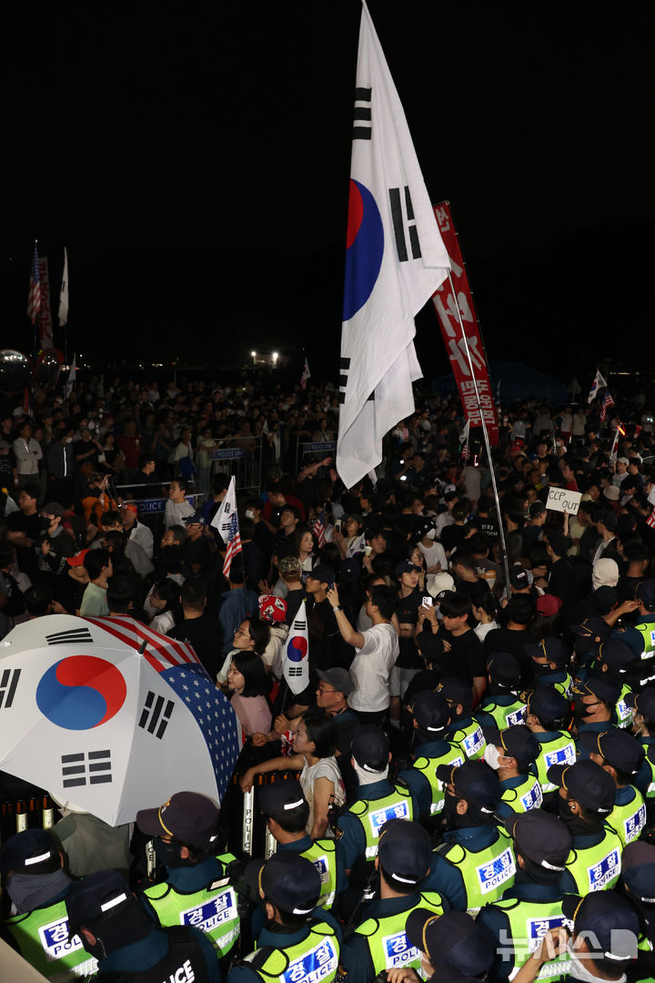 [과천=뉴시스] 조성봉 기자 = 4일 경기 과천시 중앙선거관리위원회 앞에서 시민들이 제9회 전국동시지방선거 투표용지 부족 사태와 관련해 항의하고 있다. 2026.06.04. suncho21@newsis.com
