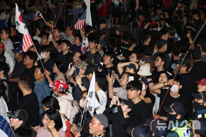 [과천=뉴시스] 조성봉 기자 = 4일 경기 과천시 중앙선거관리위원회 앞에서 시민들이 제9회 전국동시지방선거 투표용지 부족 사태와 관련해 항의하며 진입을 시도하고 있다. 2026.06.04. suncho21@newsis.com