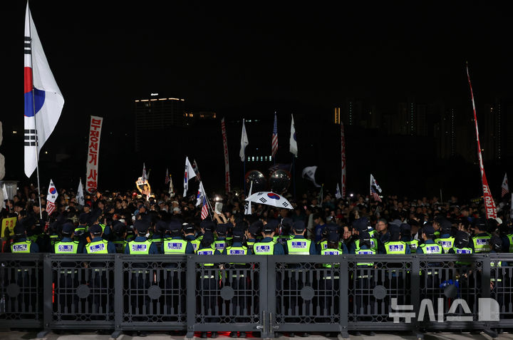 [과천=뉴시스] 조성봉 기자 = 4일 경기 과천시 중앙선거관리위원회 앞에서 시민들이 제9회 전국동시지방선거 투표용지 부족 사태와 관련해 항의하며 진입을 시도하고 있다. 2026.06.04. suncho21@newsis.com