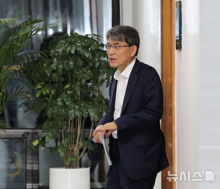 [과천=뉴시스] 조성봉 기자= 노태악 중앙선거관리위원장이 4일 경기 과천 중앙선관위에서 열린 긴급위원회 회의를 마친 뒤 위원장실로 향하고 있다.(공동취재) 2026.06.04. photo@newsis.com