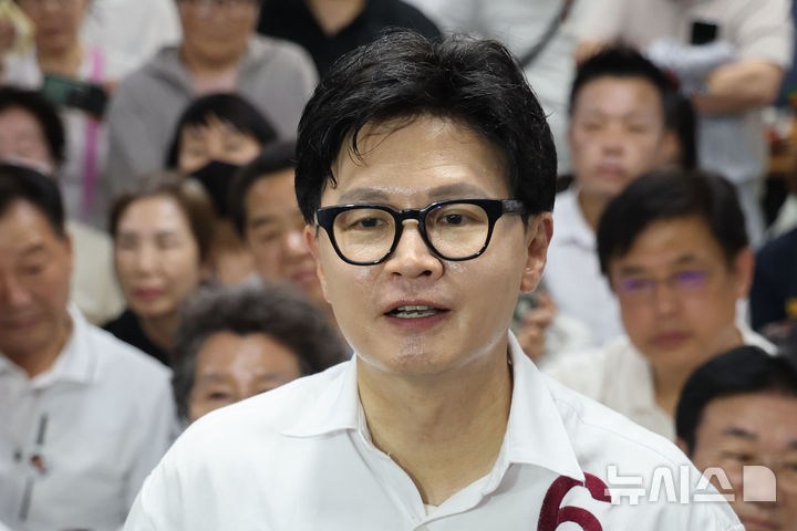 [부산=뉴시스] 권창회 기자 = 한동훈 무소속 부산 북구 갑 국회의원 후보가 4일 부산 북구 자신의 선거사무소에서 당선이 확실시 되자 인터뷰 하고 있다. 2026.06.04. kch0523@newsis.com