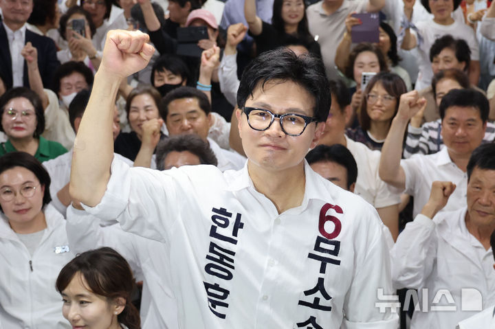 [부산=뉴시스] 권창회 기자 = 한동훈 무소속 부산 북구 갑 국회의원 후보가 4일 부산 북구 자신의 선거사무소에서 당선이 확실시 되자 주먹을 쥐고 있다. 2026.06.04. kch0523@newsis.com