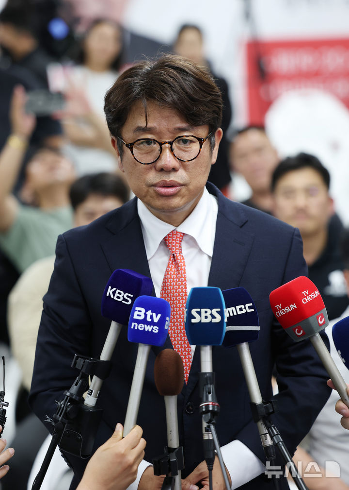 [평택=뉴시스] 김종택 기자 = 유의동 국민의힘 경기 팽택시을 국회의원 후보가 4일 오전 경기 평택시 안중읍에 위치한 선거사무소에서 당선이 확실시 되자 소감을 밝히고 있다. (공동취재) 2026.06.04. photo@newsis.com