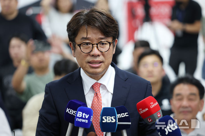 [평택=뉴시스] 김종택 기자 = 유의동 국민의힘 경기 팽택시을 국회의원 후보가 4일 오전 경기 평택시 안중읍에 위치한 선거사무소에서 당선이 확실시 되자 소감을 밝히고 있다. (공동취재) 2026.06.04. photo@newsis.com