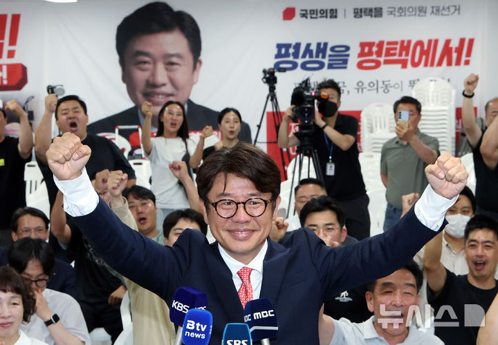 [평택=뉴시스] 김종택 기자 = 유의동 국민의힘 경기 팽택시을 국회의원 후보가 4일 오전 경기 평택시 안중읍에 위치한 선거사무소에서 당선이 확실시 되자 환호하고 있다. (공동취재) 2026.06.04. photo@newsis.com