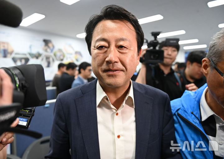 [평택=뉴시스] 김종택 기자 = 6·3 경기 평택을 국회의원 재선거에 낙선한 김용남 더불어민주당 후보가 4일 경기 평택시 안중읍 선거사무소에서 소감을 밝힌 뒤 이동하고 있다. 2026.06.04. jtk@newsis.com