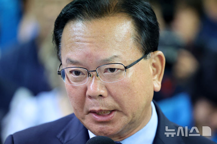 [대구=뉴시스] 이무열 기자 = 더불어민주당 김부겸 대구시장 후보가 4일 새벽 대구 달서구 선거사무소에서 패배가 확정되자 기자회견을 갖고 투표 결과를 승복하겠다고 입장을 밝히고 있다. 2026.06.04. lmy@newsis.com