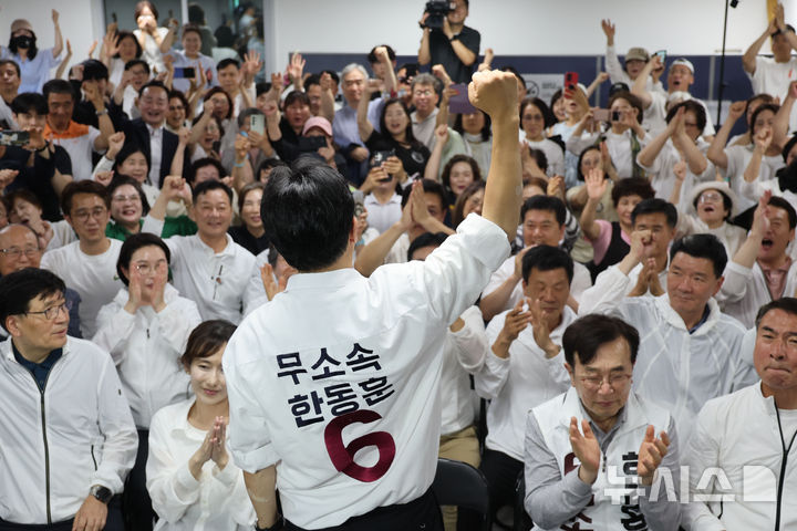 [부산=뉴시스] 권창회 기자 = 한동훈 무소속 부산 북구 갑 국회의원 후보가 4일 부산 북구 자신의 선거사무소에서 당선이 확실시 되자 지지자들에게 인사하고 있다. 2026.06.04. kch0523@newsis.com