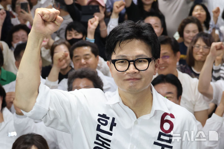 [부산=뉴시스] 권창회 기자 = 한동훈 무소속 부산 북구 갑 국회의원 후보가 4일 부산 북구 자신의 선거사무소에서 당선이 확실시 되자 주먹을 불끈 쥐고 있다. 2026.06.04. kch0523@newsis.com