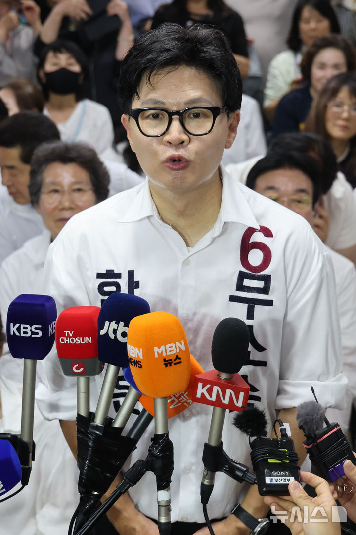 [부산=뉴시스] 권창회 기자 = 한동훈 무소속 부산 북구 갑 국회의원 후보가 4일 부산 북구 자신의 선거사무소에서 당선이 확실시 되자 인터뷰 하고 있다. 2026.06.04. kch0523@newsis.com