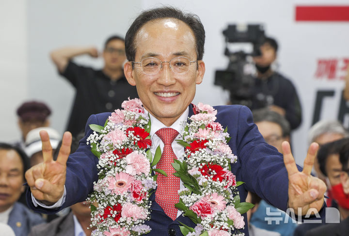 [대구=뉴시스] 정병혁 기자 = 추경호 국민의힘 대구시장 후보가 4일 대구 수성구에 위치한 선거사무소에서 당선 인사를 하고 있다. 2026.06.04. jhope@newsis.com