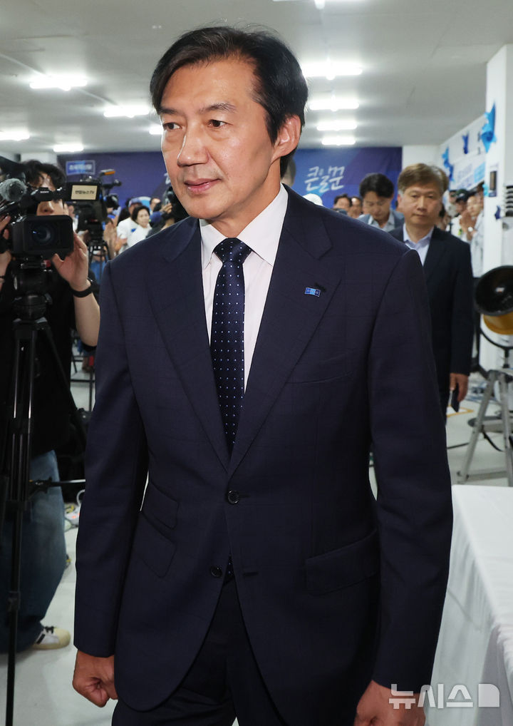 [평택=뉴시스] 김종택 기자 =경기 평택을 국회의원 재선거에 출마한 조국혁신당 조국 후보가 4일 경기도 평택시 선거사무소에서 선거 패배를 인정한 후 캠프를 나서고 있다. (공동취재) 2026.06.04. photo@newsis.com
