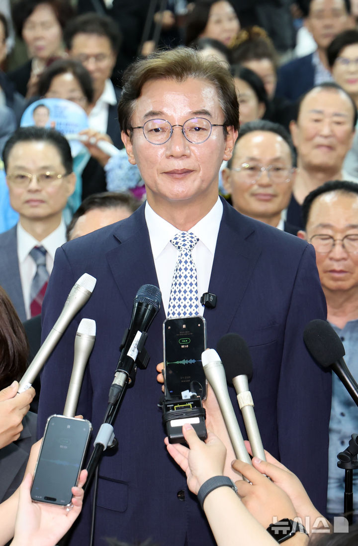  [부산=뉴시스] 하경민 기자 = 제9회 전국동시지방선거 부산시장 선거에 출마한 전재수 더불어민주당 후보가 4일 부산 부산진구 자신의 선거사무소에서 당선이 확실해지자 소감을 전하고 있다. 2026.06.04. yulnetphoto@newsis.com