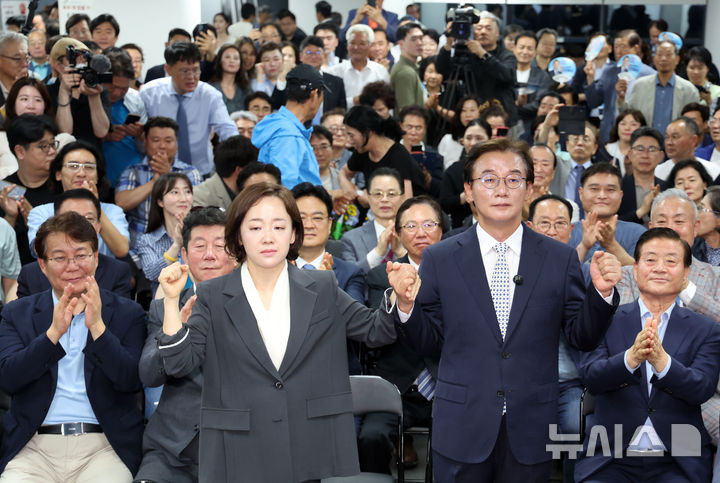  [부산=뉴시스] 하경민 기자 = 제9회 전국동시지방선거 부산시장 선거에 출마한 전재수 더불어민주당 후보가 4일 부산 부산진구 자신의 선거사무소에서 당선이 확실해지자 아내와 함께 포즈를 취하고 있다. 2026.06.04. yulnetphoto@newsis.com