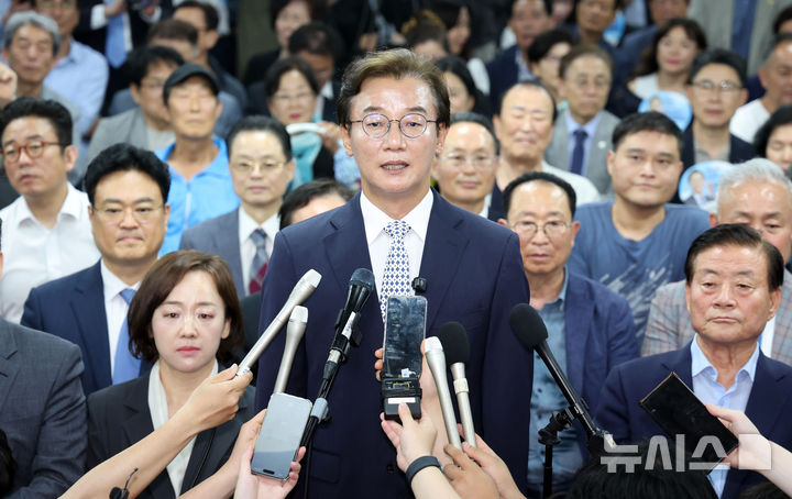  [부산=뉴시스] 하경민 기자 = 제9회 전국동시지방선거 부산시장 선거에 출마한 전재수 더불어민주당 후보가 4일 부산 부산진구 자신의 선거사무소에서 당선이 확실해지자 소감을 전하고 있다. 2026.06.04. yulnetphoto@newsis.com