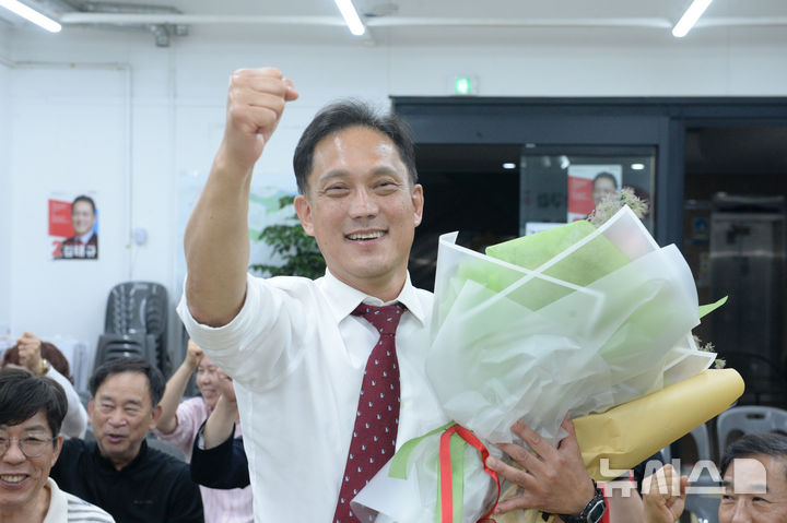 [울산=뉴시스] 배병수 기자 = 국민의힘 김태규 울산 남구갑 국회의원 후보가 4일 오전 자신의 선거사무소에서 당선이 확정되자 꽃다발을 들고 환호하고 있다. 2026.06.04. bbs@newsis.com