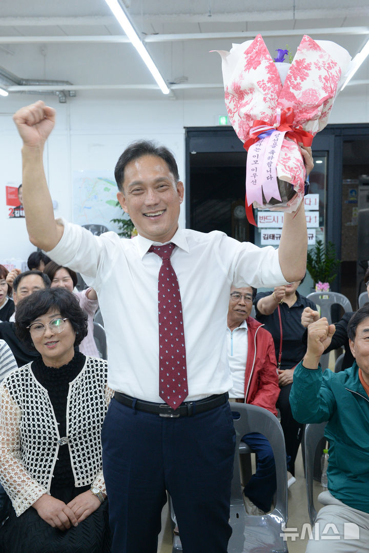 [울산=뉴시스] 배병수 기자= 국민의힘 김태규 울산 남구갑 국회의원 후보가 4일 오전 자신의 선거사무소에서 당선이 확정되자 꽃다발을 들고 환호하고 있다. 2026.06.04. bbs@newsis.com