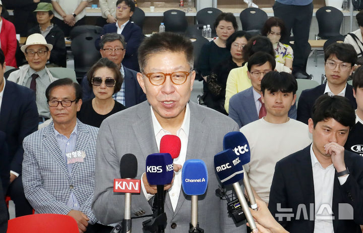  [부산=뉴시스] 하경민 기자 = 제9회 전국동시지방선거 부산시장 선거에 출마한 박형준 국민의힘 부산시장 후보가 4일 부산 부산진구 자신의 선거사무소에서 패배를 인정하고 있다. (공동취재) 2026.06.04. yulnetphoto@newsis.com