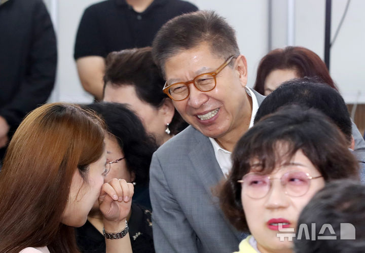  [부산=뉴시스] 하경민 기자 = 제9회 전국동시지방선거 부산시장 선거에 출마한 박형준 국민의힘 부산시장 후보가 4일 부산 부산진구 자신의 선거사무소에서 지지자들에게 감사인사를 하고 있다. (공동취재) 2026.06.04. yulnetphoto@newsis.com