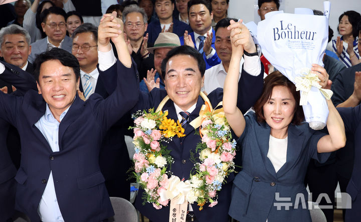 [천안=뉴시스] 강종민 기자 = 박수현 충청남도 도지사 후보가 4일 당선이 확실해지자 충남 천안 선거사무소에서 지지자들과 함께 환호하고 있다. 2026.06.04. ppkjm@newsis.com