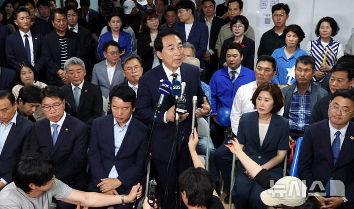 [천안=뉴시스] 강종민 기자 = 박수현 더불어민주당 충청남도 도지사 후보가 4일 당선이 확실해지자 충남 천안 선거사무소에서 소감을 밝히고 있다. 2026.06.04. ppkjm@newsis.com