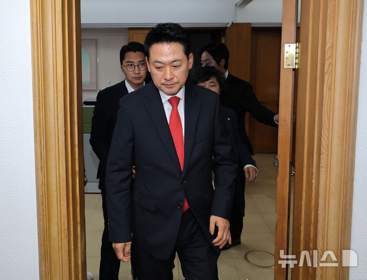 [과천=뉴시스] 조성봉 기자= 장동혁 국민의힘 대표가 4일 투표용지 부족 사태와 관련해 경기 과천 중앙선거관리위원회에서 노태악 위원장과 면담을 마친 뒤 이동하고 있다. (공동취재) 2026.06.04. photo@newsis.com