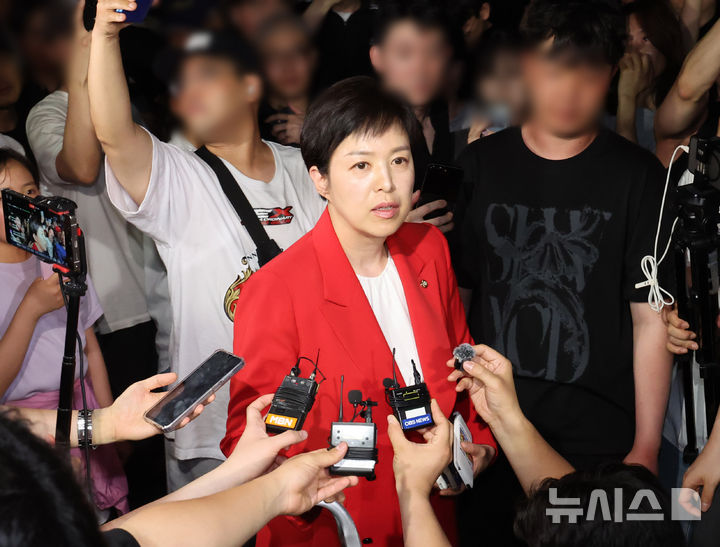 [서울=뉴시스] 배훈식 기자 = 김은혜 국민의힘 의원이 4일 오전 투표용지 부족으로 투표시간이 연장된 서울 송파구 잠실7동 제2투표소를 찾아 취재진을 향해 발언하고 있다. 2026.06.04. dahora83@newsis.com