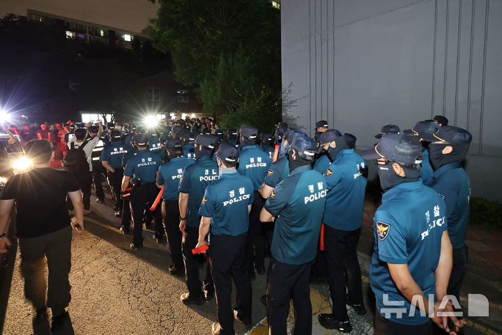 [서울=뉴시스] 배훈식 기자 = 경찰기동대가 4일 오전 투표용지 부족으로 투표시간이 연장된 서울 송파구 잠실7동 제2투표소 주변으로 부정선거를 외치는 시민들이 몰려들자 주변을 에워싸고 있다. (공동취재) 2026.06.04. photo@newsis.com