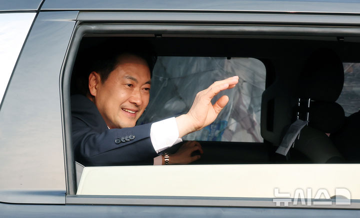 [과천=뉴시스] 조성봉 기자= 장동혁 국민의힘 대표가 4일 오전 경기 과천 중앙선거관리위원회를 나서며 투표용지 부족 사태 관련 항의 집회 참가자들에게 인사하고 있다. (공동취재) 2026.06.04. photo@newsis.com