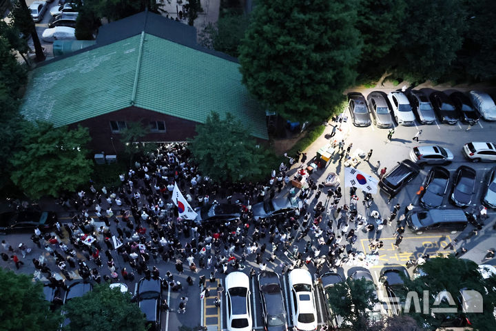 [서울=뉴시스] 배훈식 기자 = 4일 오전 투표용지 부족으로 투표시간이 연장된 서울 송파구 잠실7동 제2투표소를 보수성향 시민들이 에워싼 채 '부정선거' 구호를 외치고 있다. (공동취재) 2026.06.04. photo@newsis.com