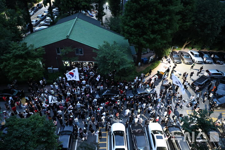 [서울=뉴시스] 배훈식 기자 = 4일 오전 투표용지 부족으로 투표시간이 연장된 서울 송파구 잠실7동 제2투표소를 보수성향 시민들이 에워싼 채 '부정선거' 구호를 외치고 있다. (공동취재) 2026.06.04. photo@newsis.com