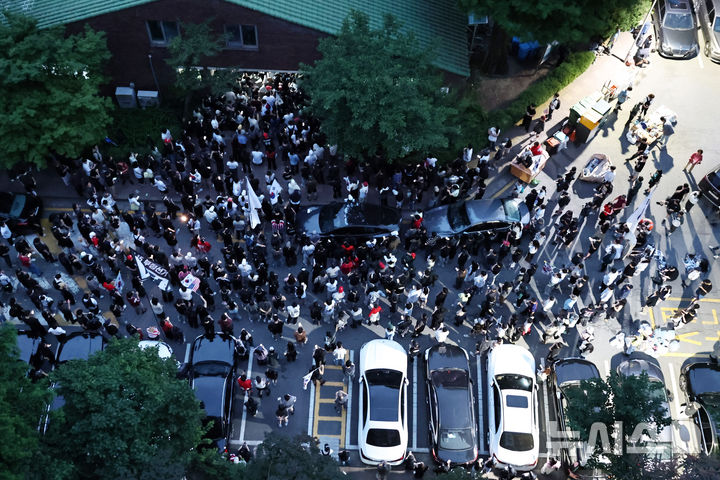 [서울=뉴시스] 배훈식 기자 = 4일 오전 투표용지 부족으로 투표시간이 연장된 서울 송파구 잠실7동 제2투표소를 보수성향 시민들이 에워싼 채 '부정선거' 구호를 외치고 있다. (공동취재) 2026.06.04. photo@newsis.com