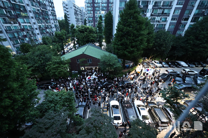 [서울=뉴시스] 배훈식 기자 = 4일 오전 투표용지 부족으로 투표시간이 연장된 서울 송파구 잠실7동 제2투표소를 보수성향 시민들이 에워싼 채 '부정선거' 구호를 외치고 있다. (공동취재) 2026.06.04. photo@newsis.com