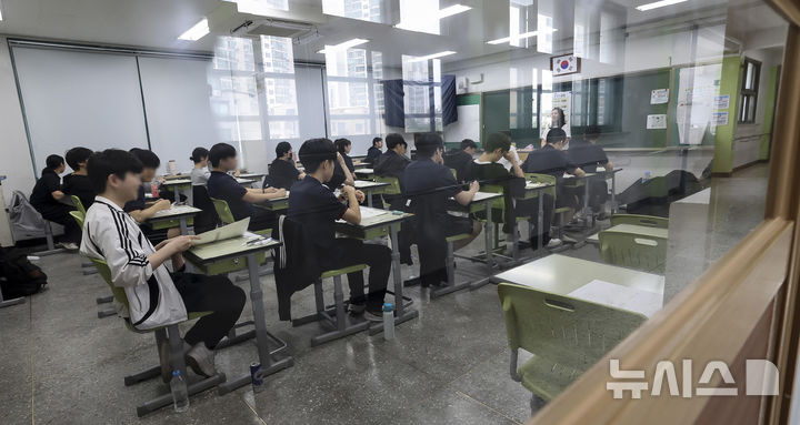 [서울=뉴시스] 사진공동취재단 = 2027학년도 대학수학능력시험 6월 모의평가가 열린 6월 4일 오전 서울 광진구 광남고등학교에서 3학년 학생들이 시험 준비를 하고 있다. 2026.06.04. photo@newsis.com