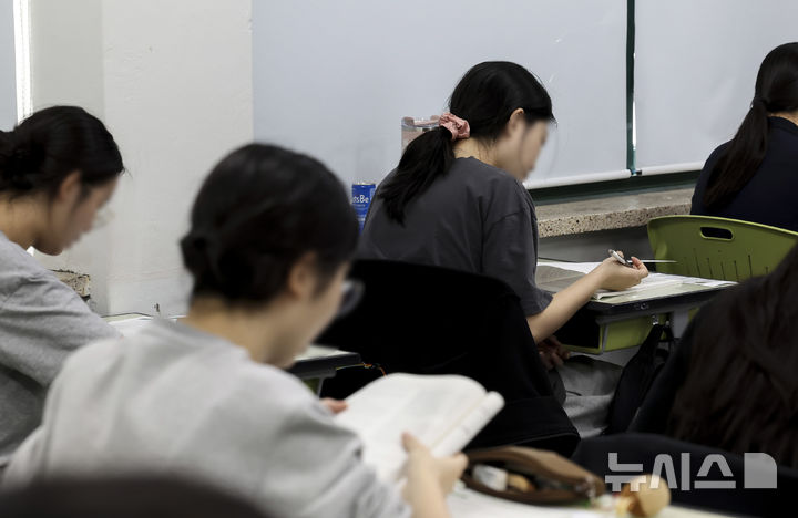 [서울=뉴시스] 사진공동취재단 = 2027학년도 대학수학능력시험 6월 모의평가가 열린 지난 4일 오전 서울 광진구 광남고등학교에서 3학년 학생들이 시험 준비를 하고 있다. 2026.06.04. photo@newsis.com