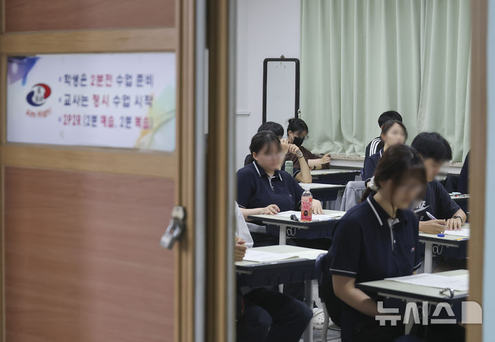 [서울=뉴시스] 사진공동취재단 = 2027학년도 대학수학능력시험 6월 모의평가 시행일인 4일 오전 송파구 잠신고등학교에서 학생들이 시험 준비를 하고 있다. 2026.06.04. photo@newsis.com
