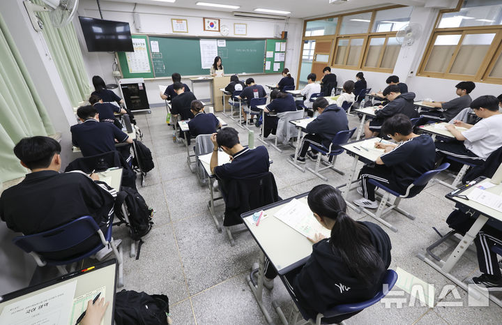 [서울=뉴시스] 사진공동취재단 = 2027학년도 대학수학능력시험 6월 모의평가 시행일인 4일 오전 송파구 잠신고등학교에서 학생들이 시험 준비를 하고 있다. 2026.06.04. photo@newsis.com