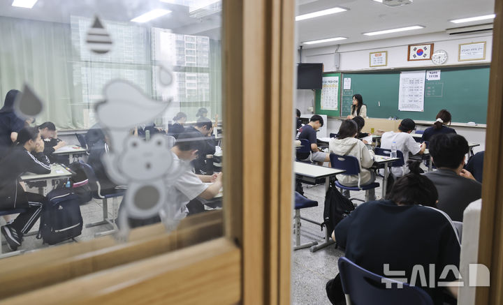 [서울=뉴시스] 사진공동취재단 = 2027학년도 대학수학능력시험 6월 모의평가 시행일인 4일 오전 송파구 잠신고등학교에서 학생들이 시험 준비를 하고 있다. 2026.06.04. photo@newsis.com **기사 내용과 관련 없습니다**