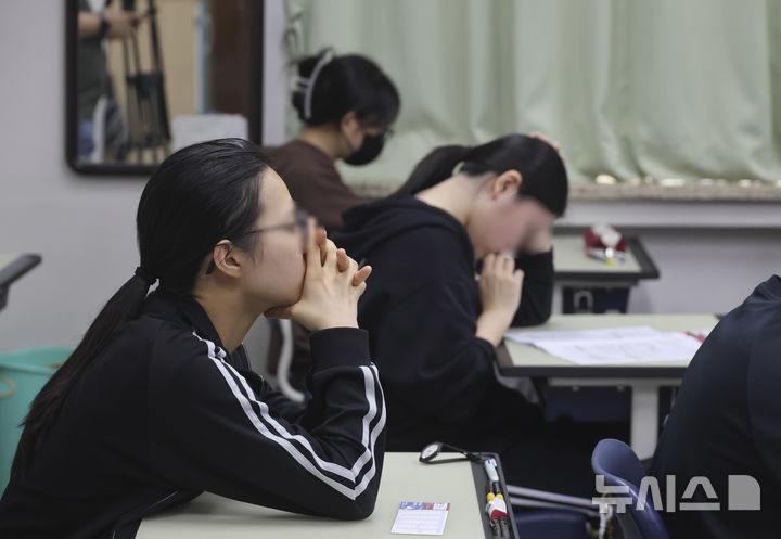[서울=뉴시스] 사진공동취재단 = 2027학년도 대학수학능력시험 6월 모의평가 시행일인 4일 오전 송파구 잠신고등학교에서 학생들이 시험 준비를 하고 있다. 사진은 기사 내용과 직접 상관 없음. 2026.06.04. photo@newsis.com