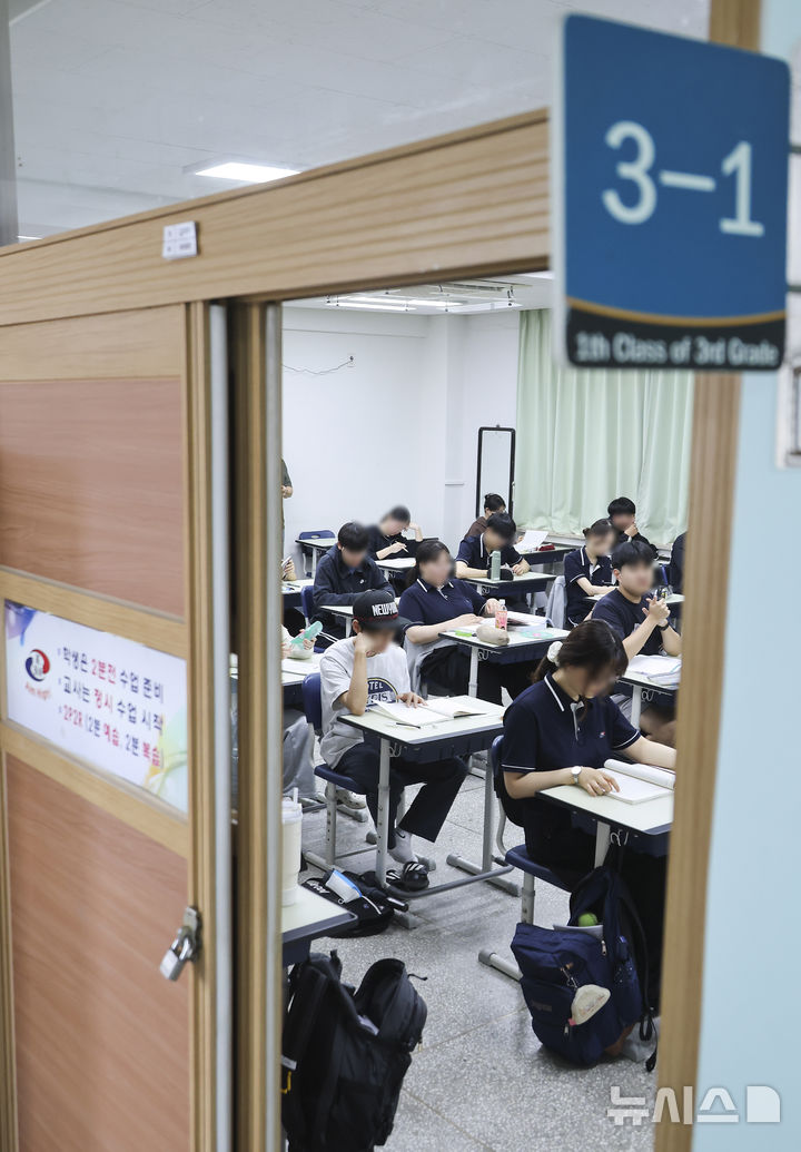 [서울=뉴시스] 사진공동취재단 = 2027학년도 대학수학능력시험 6월 모의평가 시행일인 4일 오전 송파구 잠신고등학교에서 학생들이 시험 준비를 하고 있다. 2026.06.04. photo@newsis.com
