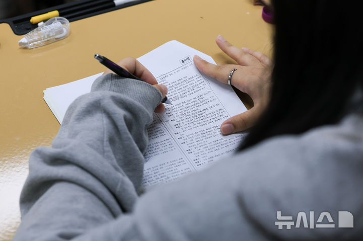 [서울=뉴시스] 사진공동취재단 = 2027학년도 대학수학능력 6월 모의평가일인 4일 오전 서울 마포구 서울여고에서 수험생들이 시험 준비를 하고 있다. 2026.06.04. photo@newsis.com