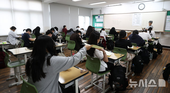 [서울=뉴시스] 사진공동취재단 = 2027학년도 대학수학능력 6월 모의평가일인 4일 오전 서울 마포구 서울여고에서 수험생들이 1교시 국어 영역 시험을 앞두고 OMR 카드를 받고 있다. 2026.06.04. photo@newsis.com