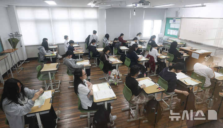 [서울=뉴시스] 사진공동취재단 = 2027학년도 대학수학능력 6월 모의평가일인 4일 오전 서울 마포구 서울여고에서 수험생들이 1교시 국어 영역 시험을 준비하고 있다. 2026.06.04. photo@newsis.com