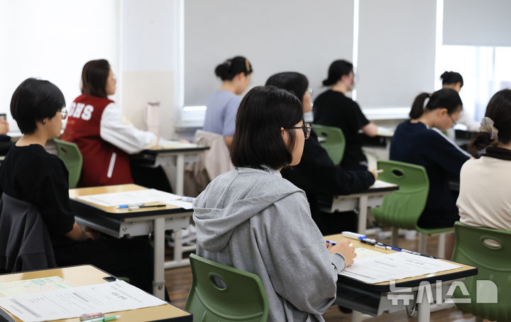 [서울=뉴시스] 사진공동취재단 = 2027학년도 대학수학능력 6월 모의평가일인 6월 4일 오전 서울 마포구 서울여고에서 수험생들이 1교시 국어 영역 시험을 준비하고 있다. 2026.06.04. photo@newsis.com