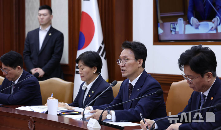 [서울=뉴시스] 조수정 기자 = 김민석 국무총리가 4일 오전 서울 종로구 정부서울청사에서 비상경제본부회의를 주재하고 있다. 2026.06.04. chocrystal@newsis.com