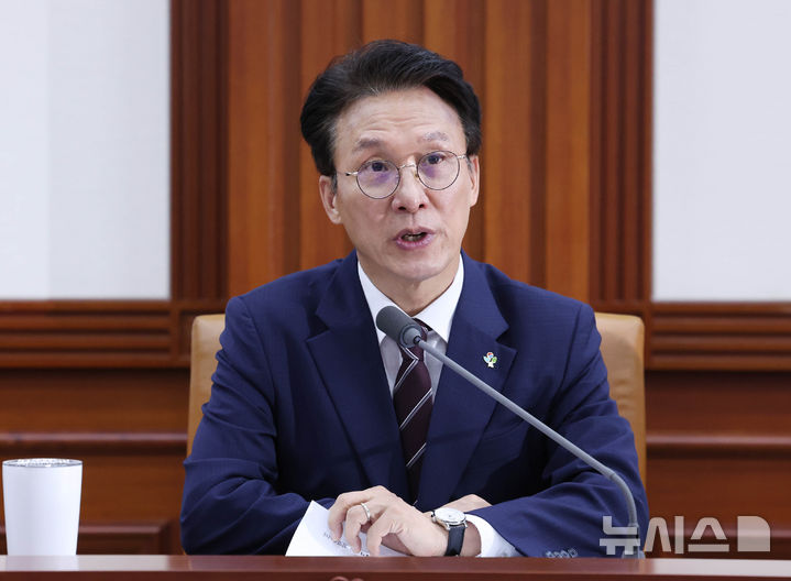 [서울=뉴시스] 조수정 기자 = 김민석 국무총리가 4일 오전 서울 종로구 정부서울청사에서 비상경제본부회의를 주재하고 있다. 2026.06.04. chocrystal@newsis.com