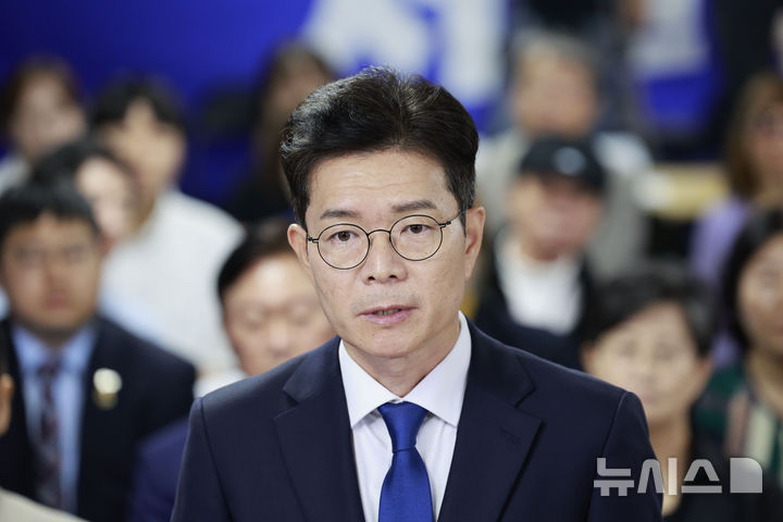 [서울=뉴시스] 김근수 기자 = 정원오 더불어민주당 서울시장 후보자가 4일 서울 중구 세종대로 선거상황실에서 승복 선언 관련 발언을 하고 있다. (공동취재) 2026.06.04. photo@newsis.com